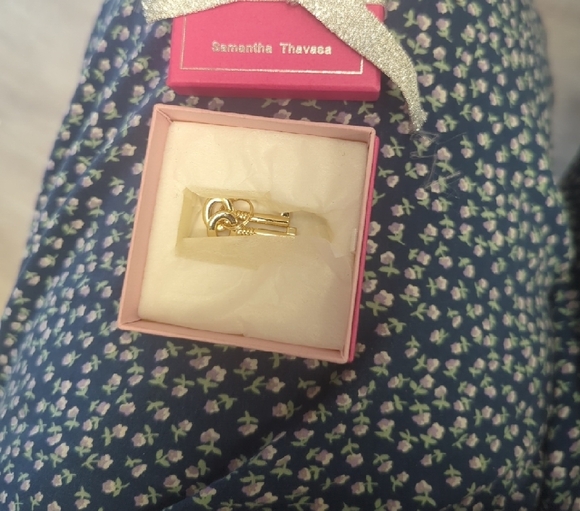 Elegant Gold Padlock Charm with Crystals - Picture 2 of 7